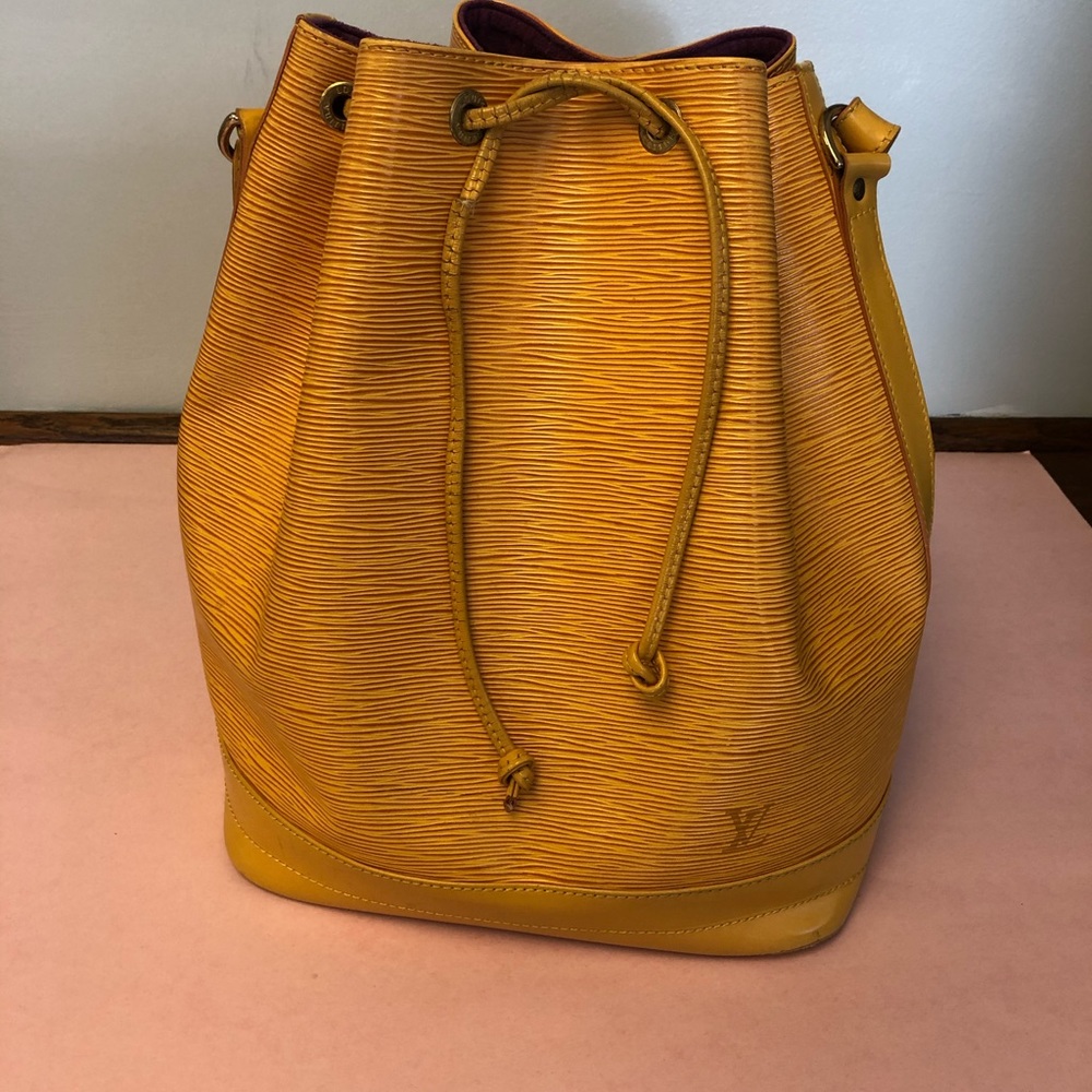 Louis vuitton epi noe tassle bag yellow large